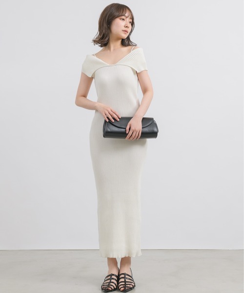 NEUNA（ヌナ）の「【肩見せもできる2wayデザイン！】2WAYビッグカラーニットワンピース（ワンピース・レディース・ブラック/グレイッシュベージュ/アイボリー・SMALL/FREE）」の4枚目の写真
