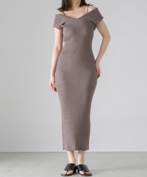 NEUNA（ヌナ）の「【肩見せもできる2wayデザイン！】2WAYビッグカラーニットワンピース（ワンピース・レディース・ブラック/グレイッシュベージュ/アイボリー・SMALL/FREE）」の10枚目の写真