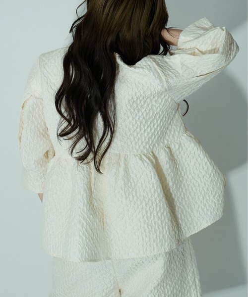 Ezick（エジック）の「Flower petals 3Dペプラムトップス（シャツ/ブラウス・レディース・ブラック/オフホワイト/パープル・FREE）」の4枚目の写真