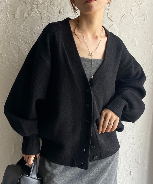 She's Closet(シーズクローゼット)の「ミックスカラードルマンスリーブボリューム袖Vネックニットカーディガン(カーディガン/ボレロ・レディース・ピンク/ブラック/アイボリー/グレイッシュベージュ・FREE)」の5枚目の写真