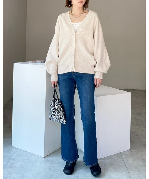 She's Closet(シーズクローゼット)の「ミックスカラードルマンスリーブボリューム袖Vネックニットカーディガン(カーディガン/ボレロ・レディース・ピンク/ブラック/アイボリー/グレイッシュベージュ・FREE)」の7枚目の写真