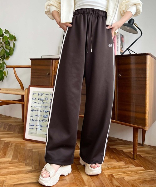 moment+（モーメントプラス）の「ロゴ刺繍トラックジャージパンツ