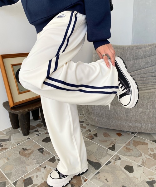 moment+（モーメントプラス）の「ロゴ刺繍トラックジャージパンツ