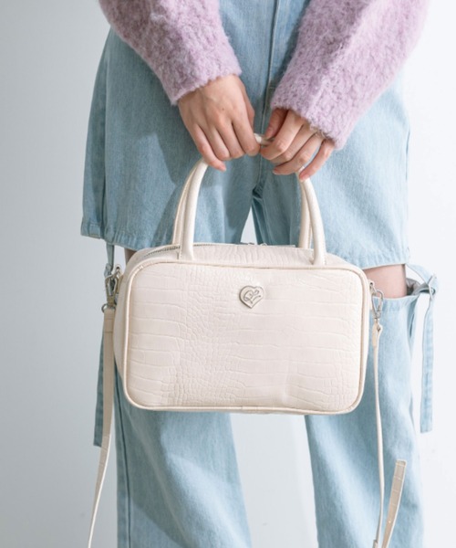 OLIVE des OLIVE（オリーブデオリーブ）の「ハートエンブレム付きボストンバッグ　1032120170（ショルダーバッグ・レディース・ブラック/サックスブルー/アイボリー・FREE）」の4枚目の写真