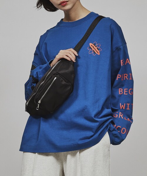 tk.TAKEO KIKUCHI(ティーケータケオキクチ)の「◆【WEB限定】レザー調ミニウエストバッグ(ボディバッグ/ウエストポーチ・レディース・ブラック系/ブラック系4/ベージュ系4/ブラック系1/ブラック系5/ダークブラウン/ブラック・00)」の4枚目の写真