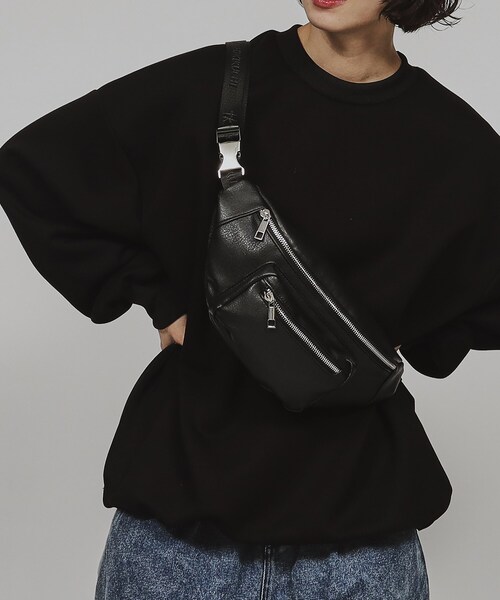 tk.TAKEO KIKUCHI(ティーケータケオキクチ)の「◆【WEB限定】レザー調ミニウエストバッグ(ボディバッグ/ウエストポーチ・レディース・ブラック系/ブラック系4/ベージュ系4/ブラック系1/ブラック系5/ダークブラウン/ブラック・00)」の2枚目の写真