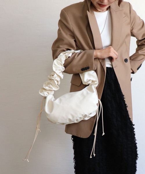 COLDE (コルデ)の「ギャザーナイロンショルダーバッグ(ショルダーバッグ・レディース・アイボリー/ライトイエロー/ブラック・FREE)」の2枚目の写真