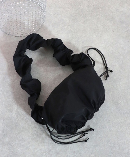 COLDE (コルデ)の「ギャザーナイロンショルダーバッグ(ショルダーバッグ・レディース・アイボリー/ライトイエロー/ブラック・FREE)」の3枚目の写真