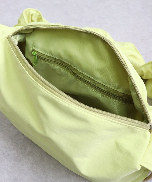 COLDE (コルデ)の「ギャザーナイロンショルダーバッグ(ショルダーバッグ・レディース・アイボリー/ライトイエロー/ブラック・FREE)」の22枚目の写真