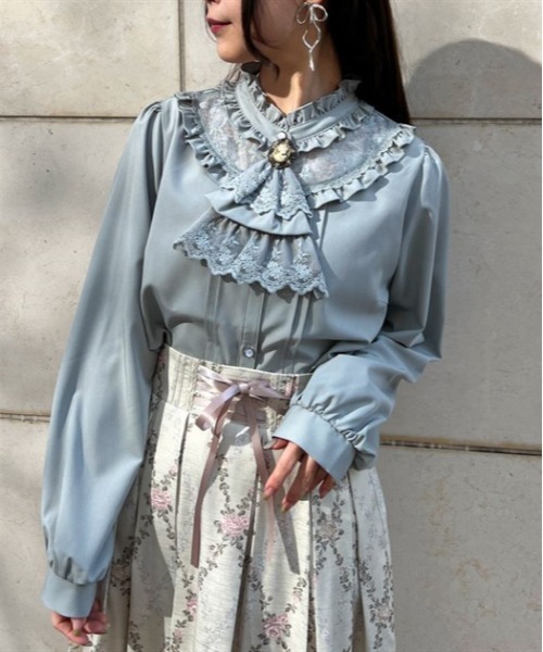 axes femme（アクシーズファム）の「カメオ×ジャボブローチ付ブラウス
