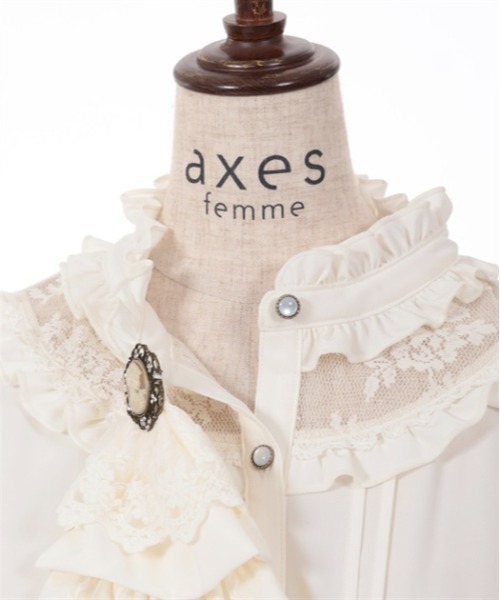 axes femme（アクシーズファム）の「カメオ×ジャボブローチ付ブラウス