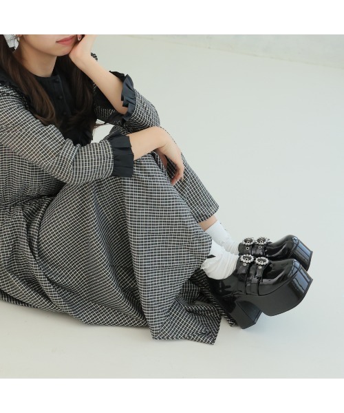 DEMETER(デメテル)の「厚底太ヒール ビジューバックルベルト ローファーパンプス(ローファー・レディース・ブラック・S/M/L/LL)」の3枚目の写真