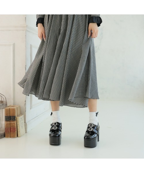 DEMETER(デメテル)の「厚底太ヒール ビジューバックルベルト ローファーパンプス(ローファー・レディース・ブラック・S/M/L/LL)」の5枚目の写真
