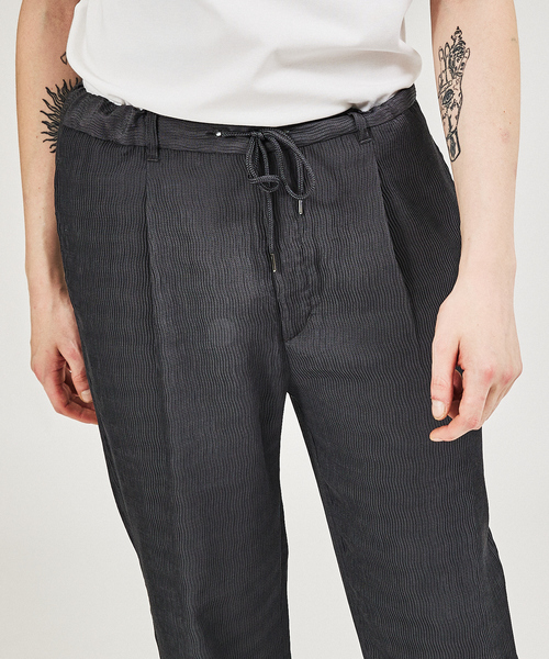 AH ABAHOUSE（エーエイチアバハウス）の「【AH ABAHOUSE / セットアップ対応】楊柳 イージースラックス（スラックス・メンズ・グレイッシュベージュ/ブラック/チャコールグレー/ダークグリーン・46/48）」の9枚目の写真