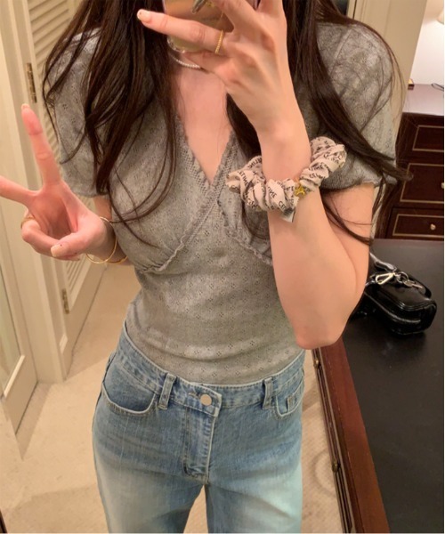 by muni:r(バイ ムニール)の「フリルVパンチング半袖Tシャツ(Tシャツ/カットソー・レディース・ブラック/グレー/ホワイト・FREE)」の9枚目の写真
