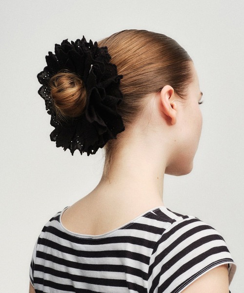 GOOD SQUISH（グッドスクイッシュ）の「【GOOD SQUISH】BLUMBERG コットンレースシュシュ ギフト プレゼント（シュシュ・レディース・ホワイト/ブラック/レッド・FREE）」の9枚目の写真