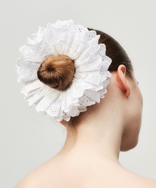 GOOD SQUISH（グッドスクイッシュ）の「【GOOD SQUISH】BLUMBERG コットンレースシュシュ ギフト プレゼント（シュシュ・レディース・ホワイト/ブラック/レッド・FREE）」の13枚目の写真