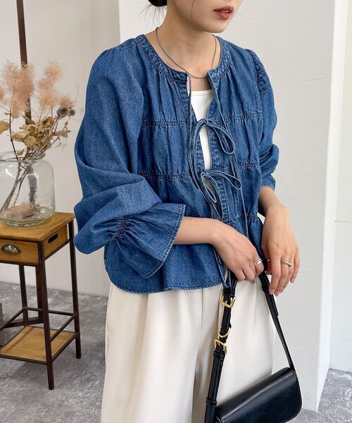 fredy emue(フレディエミュ)の「シャーリングリボンデニムシャツ(シャツ/ブラウス・レディース・サックスブルー/ブルー・38)」の9枚目の写真