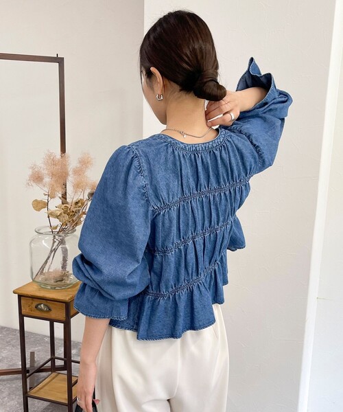 fredy emue(フレディエミュ)の「シャーリングリボンデニムシャツ(シャツ/ブラウス・レディース・サックスブルー/ブルー・38)」の13枚目の写真