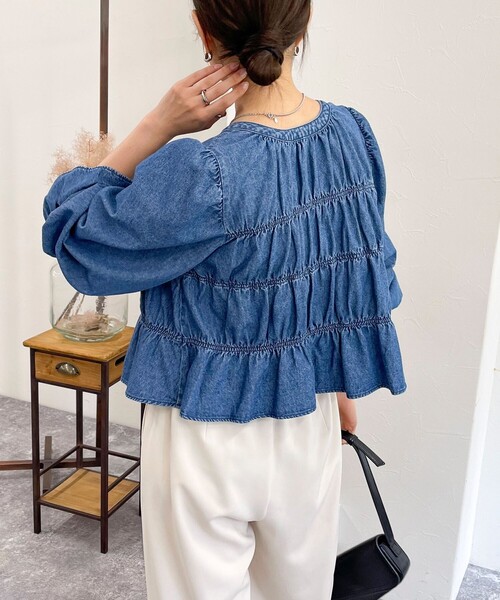 fredy emue(フレディエミュ)の「シャーリングリボンデニムシャツ(シャツ/ブラウス・レディース・サックスブルー/ブルー・38)」の14枚目の写真