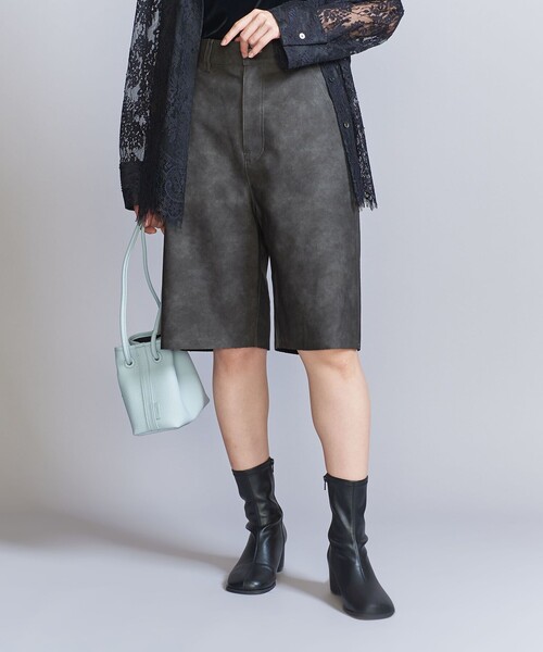 BEAUTY&YOUTH UNITED ARROWS(ビューティーアンドユースユナイテッドアローズ)の「レザーライク ハーフパンツ(その他パンツ・レディース・ブラック/ダークグレー・S/M)」の2枚目の写真