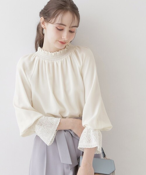 couture brooch(クチュールブローチ)の「◆【オトナ可愛い・体型カバーが叶う】シャーリングネック レース袖チュニック(シャツ/ブラウス・レディース・ライトグレー/アイボリー/ブラック・38/42/36/40)」の2枚目の写真