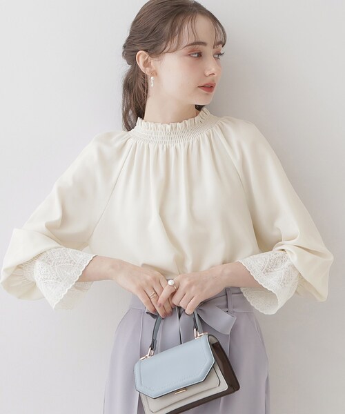 couture brooch(クチュールブローチ)の「◆【オトナ可愛い・体型カバーが叶う】シャーリングネック レース袖チュニック(シャツ/ブラウス・レディース・ライトグレー/アイボリー/ブラック・38/42/36/40)」の7枚目の写真