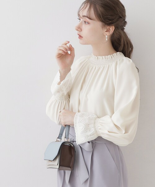 couture brooch(クチュールブローチ)の「◆【オトナ可愛い・体型カバーが叶う】シャーリングネック レース袖チュニック(シャツ/ブラウス・レディース・ライトグレー/アイボリー/ブラック・38/42/36/40)」の8枚目の写真