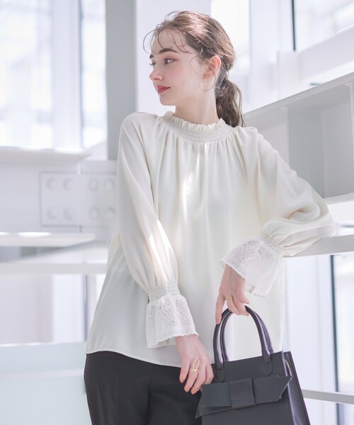 couture brooch(クチュールブローチ)の「◆【オトナ可愛い・体型カバーが叶う】シャーリングネック レース袖チュニック(シャツ/ブラウス・レディース・ライトグレー/アイボリー/ブラック・38/42/36/40)」の14枚目の写真