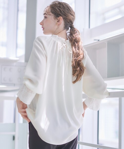 couture brooch(クチュールブローチ)の「◆【オトナ可愛い・体型カバーが叶う】シャーリングネック レース袖チュニック(シャツ/ブラウス・レディース・ライトグレー/アイボリー/ブラック・38/42/36/40)」の15枚目の写真