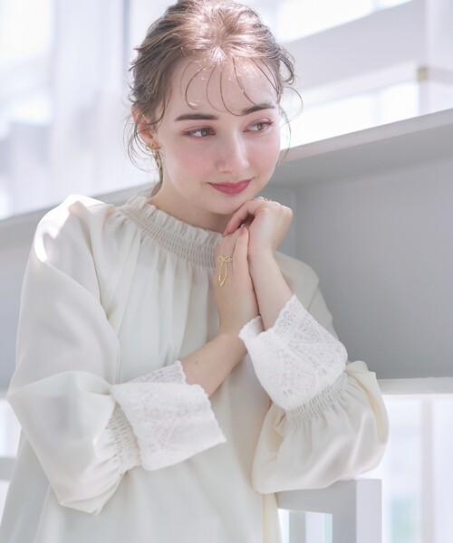 couture brooch(クチュールブローチ)の「◆【オトナ可愛い・体型カバーが叶う】シャーリングネック レース袖チュニック(シャツ/ブラウス・レディース・ライトグレー/アイボリー/ブラック・38/42/36/40)」の16枚目の写真