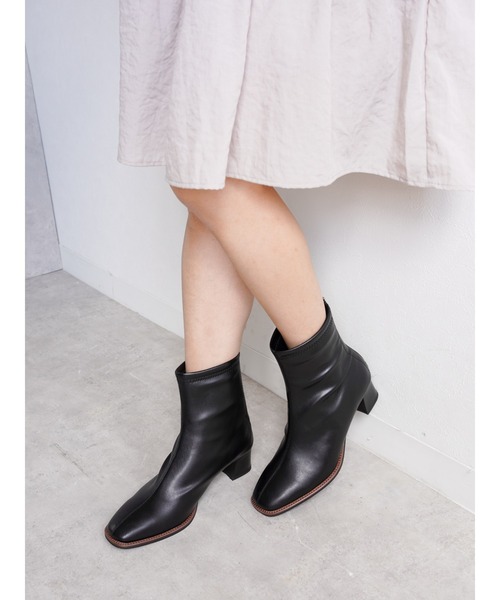 Fabby fabby（ファビィーファビィー）の「ストレッチバックファスナースクエアトゥショートブーツ（ブーツ・レディース・アイボリー/ブラック/ブラウン・SMALL/MEDIUM/LARGE）」の4枚目の写真