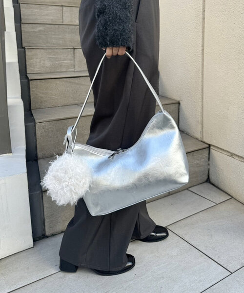 loti（ロティ）の「loti ファーポーチ付きホーボーBAG（トートバッグ・レディース・ボルドー/ブラウン/シルバー/ブラック・ONE SIZE）」の4枚目の写真