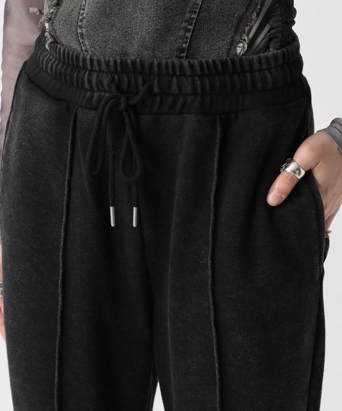 FOREVER 21（フォーエバー トゥエンティーワン）の「【2025SS】スプレー加工スウェットフレアパンツ（スウェットパンツ・レディース・グレー/ブラック・SMALL/MEDIUM）」の6枚目の写真