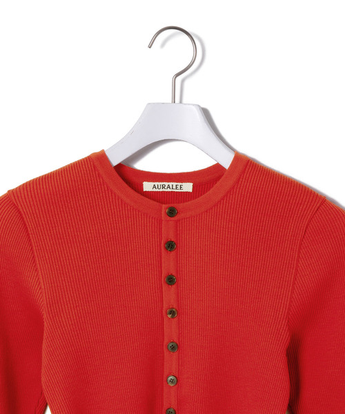 ADAM ET ROPE'(アダムエロペ)の「【公式サイト限定】【AURALEE(オーラリー)】SUPER FINE WOOL HIGH GAUGE RIB KNIT SHORT CARDIGAN(カーディガン/ボレロ・レディース・レッド・1)」の4枚目の写真