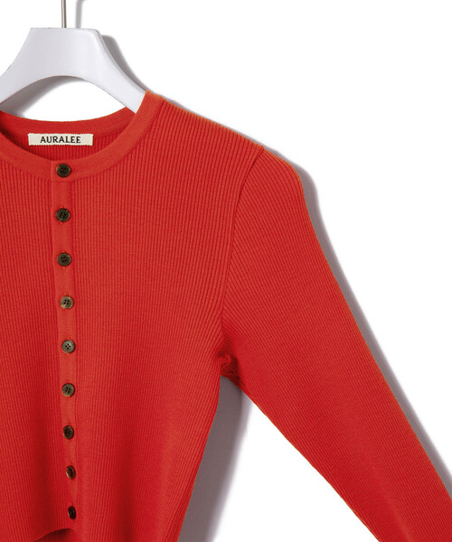 ADAM ET ROPE'(アダムエロペ)の「【公式サイト限定】【AURALEE(オーラリー)】SUPER FINE WOOL HIGH GAUGE RIB KNIT SHORT CARDIGAN(カーディガン/ボレロ・レディース・レッド・1)」の5枚目の写真
