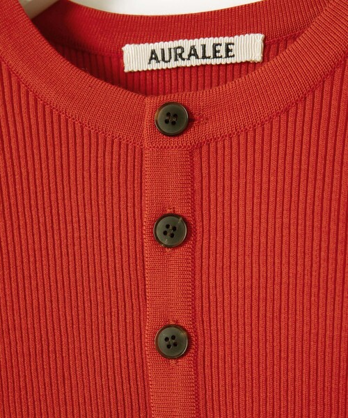 ADAM ET ROPE'(アダムエロペ)の「【公式サイト限定】【AURALEE(オーラリー)】SUPER FINE WOOL HIGH GAUGE RIB KNIT SHORT CARDIGAN(カーディガン/ボレロ・レディース・レッド・1)」の8枚目の写真