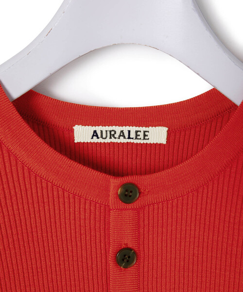 ADAM ET ROPE'(アダムエロペ)の「【公式サイト限定】【AURALEE(オーラリー)】SUPER FINE WOOL HIGH GAUGE RIB KNIT SHORT CARDIGAN(カーディガン/ボレロ・レディース・レッド・1)」の9枚目の写真
