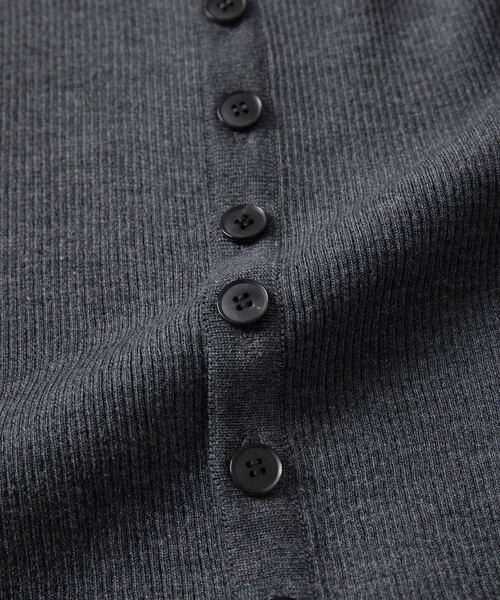 ADAM ET ROPE'(アダムエロペ)の「【公式サイト限定】【AURALEE(オーラリー)】SUPER FINE WOOL HIGH GAUGE RIB KNIT SHORT CARDIGAN(カーディガン/ボレロ・レディース・レッド・1)」の14枚目の写真