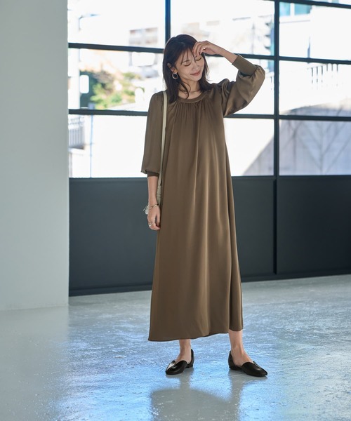 STYLE DELI(スタイルデリ)の「ノーブルサテンギャザーワンピース(ワンピース・レディース・ブラウン系その他/ベージュ系その他・MEDIUM/SMALL)」の9枚目の写真