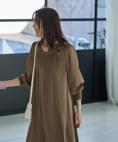 STYLE DELI(スタイルデリ)の「ノーブルサテンギャザーワンピース(ワンピース・レディース・ブラウン系その他/ベージュ系その他・MEDIUM/SMALL)」の11枚目の写真