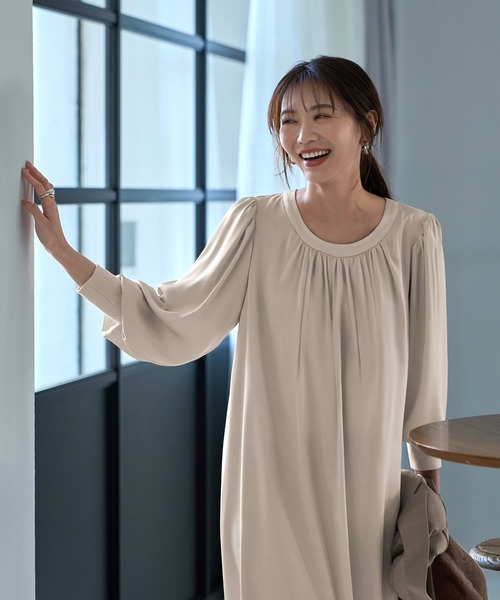 STYLE DELI(スタイルデリ)の「ノーブルサテンギャザーワンピース(ワンピース・レディース・ブラウン系その他/ベージュ系その他・MEDIUM/SMALL)」の10枚目の写真