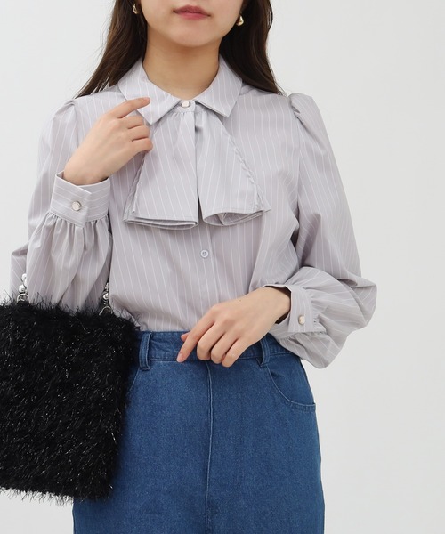 ASTORIA ODIER（アストリアオディール）の「とろみフリルストライプブラウス（シャツ/ブラウス・レディース・サックスブルー/ライトグレー・SMALL/MEDIUM/LARGE）」の2枚目の写真