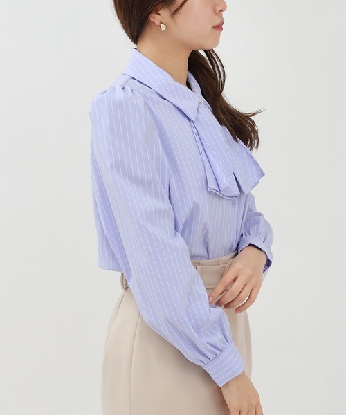 ASTORIA ODIER（アストリアオディール）の「とろみフリルストライプブラウス（シャツ/ブラウス・レディース・サックスブルー/ライトグレー・SMALL/MEDIUM/LARGE）」の4枚目の写真