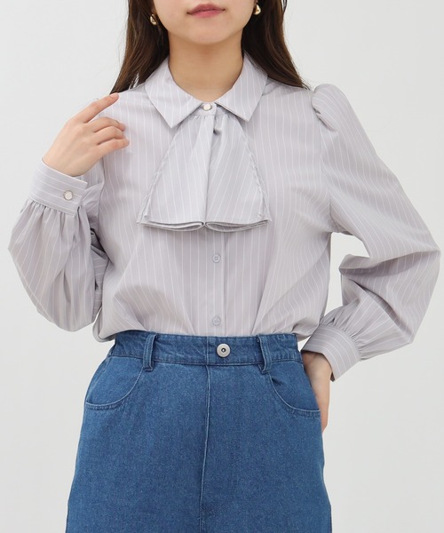 ASTORIA ODIER（アストリアオディール）の「とろみフリルストライプブラウス（シャツ/ブラウス・レディース・サックスブルー/ライトグレー・SMALL/MEDIUM/LARGE）」の8枚目の写真