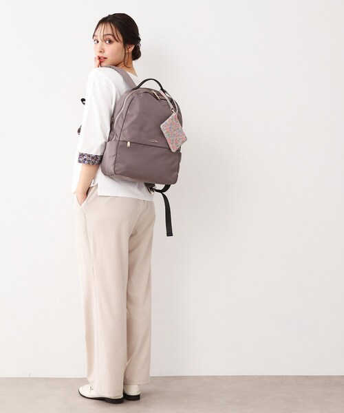 LAURA ASHLEY(ローラアシュレイ)の「【4L収納/クッションポケット/ポーチ付き】多機能バックパック(バックパック/リュック・レディース・ベージュ/ブラック/グレー・00)」の2枚目の写真