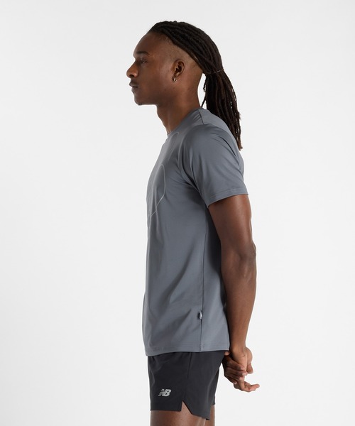 NEW BALANCE(ニューバランス)の「Flying NB パフォーマンスショートスリーブTシャツ(Tシャツ/カットソー・メンズ・パープル/ブラック/グレー・SMALL/XX-LARGE/X-LARGE/LARGE/MEDIUM)」の15枚目の写真