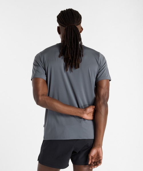 NEW BALANCE(ニューバランス)の「Flying NB パフォーマンスショートスリーブTシャツ(Tシャツ/カットソー・メンズ・パープル/ブラック/グレー・SMALL/XX-LARGE/X-LARGE/LARGE/MEDIUM)」の16枚目の写真