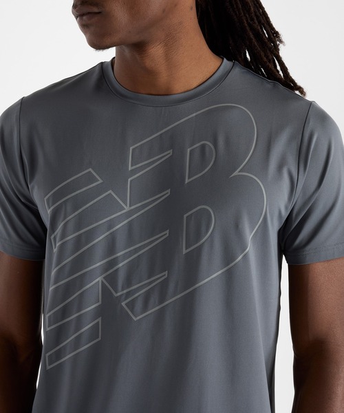 NEW BALANCE(ニューバランス)の「Flying NB パフォーマンスショートスリーブTシャツ(Tシャツ/カットソー・メンズ・パープル/ブラック/グレー・SMALL/XX-LARGE/X-LARGE/LARGE/MEDIUM)」の17枚目の写真