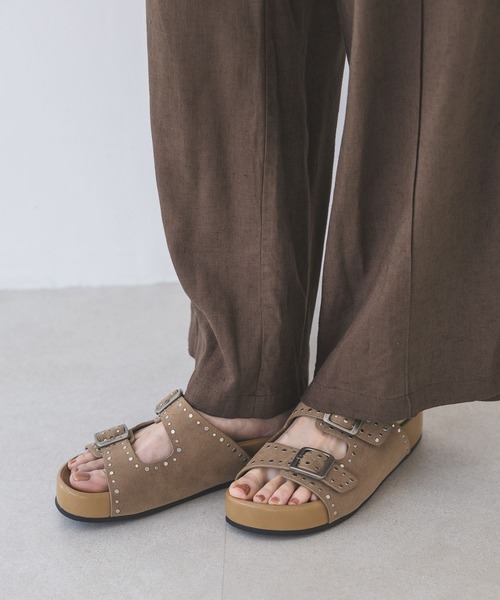 JEANASIS(ジーナシス)の「スタッズベルトフラットサンダル/323920(サンダル・レディース・ブラック/ベージュ・MEDIUM/LARGE)」の2枚目の写真